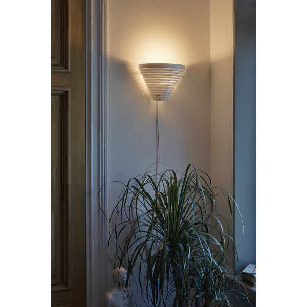 Artek A910 seinävalaisin wall light on image