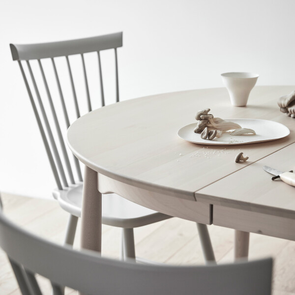 Stolab Carl table divisible and Lilla Aland chair light grey kuva