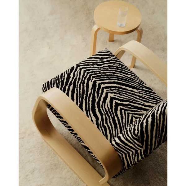 Artek Zebra 2026 in situ Armchair 400 Black and white Zebra Stool 60 birch 2 master kuva