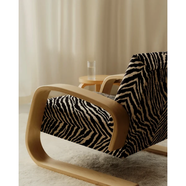 Artek Zebra 2026 in situ Armchair 400 Black and white Zebra Stool 60 birch master kuva