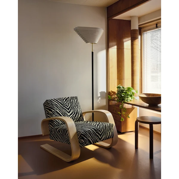 Artek in situ Armchair 400 birch Zebra Floor light A805 master kuva
