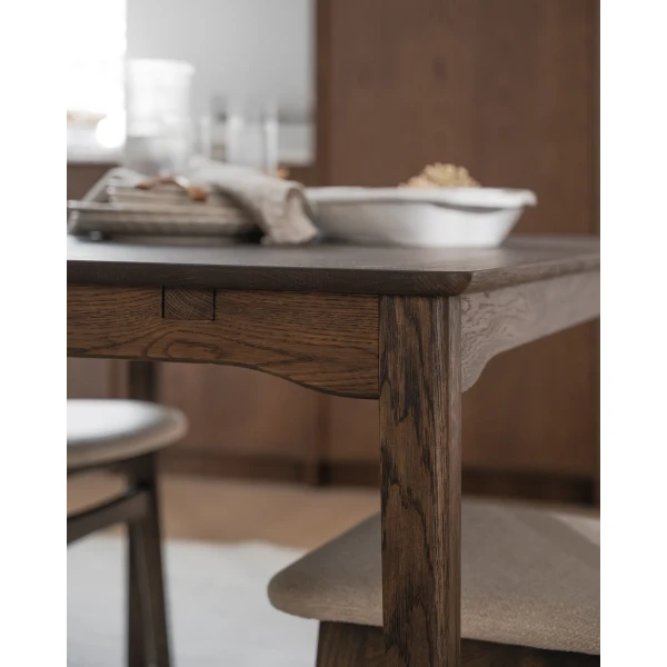 123129 b mb Markham dining table in brown oak 02 kuva