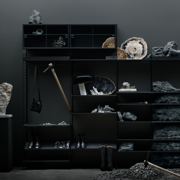 string system musta vitriinikaappi kuva