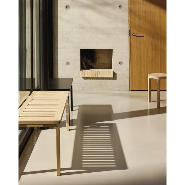 Artek in situ Bench 153A slatted top birch clear lacquered and 153B solid top black master kuva
