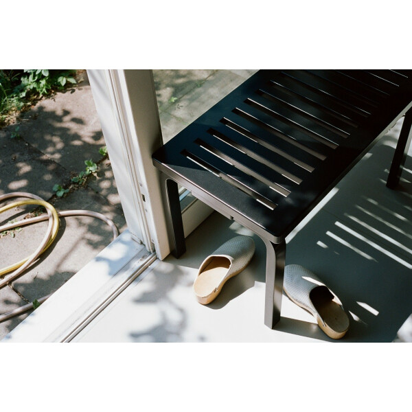 Artek RITILÄPENKKI 153B musta kuva