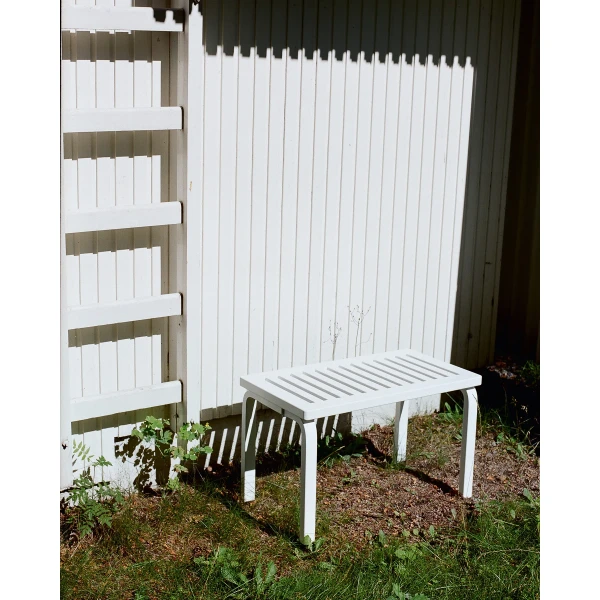 Bench 153 slatted top white lacquer 2 rgb master kuva
