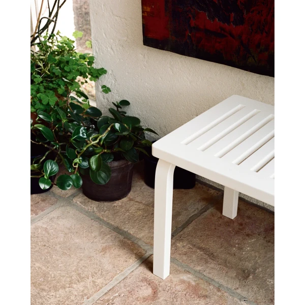 Bench 153 slatted top white lacquer 4 rgb master kuva