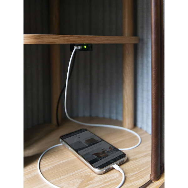 Umage AUDACIOUS side table USB charging station 2 kuva