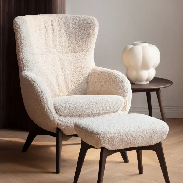 270021 b mb Dunbrody lounge chair and footstool lamb light beige brown kuva