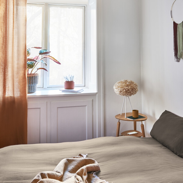 UMAGE Eos mini light brown Tripod table white image