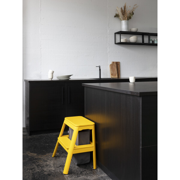 UMAGE Step It Up saffron yellow keittiöjakkara porrasjakkara kuva