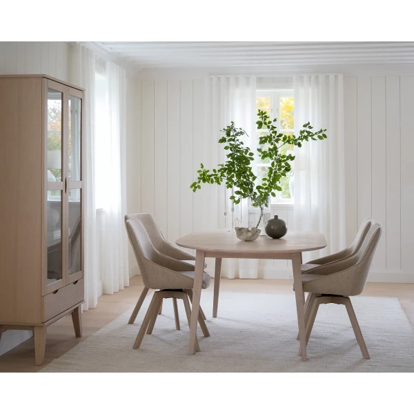 117629 117861 113788 b mb Filippa table white wash oval Alison chair lightbeige whitewash Filippa glass cabinet whitewash 2 kuva