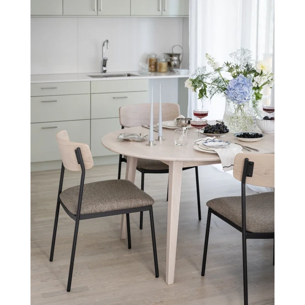 117629 123073 b mb Filippa dining table whitewash Maymont chair whitewash dark beige kuva