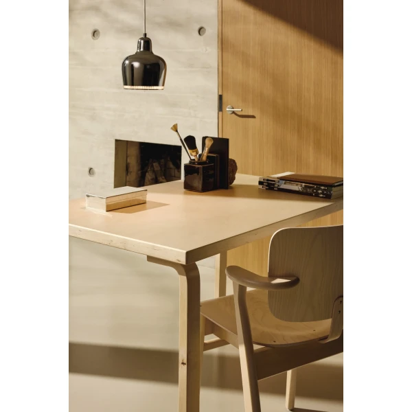 Domus chair Pendant light A330S Aalto table 81B light on master kuva
