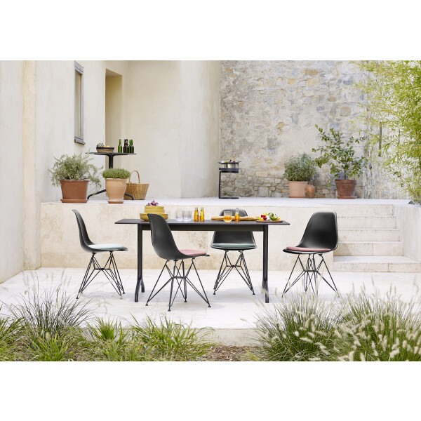 Vitra Eames Plastic Side Chair DSR black Belleville Table Soft Seats kuva