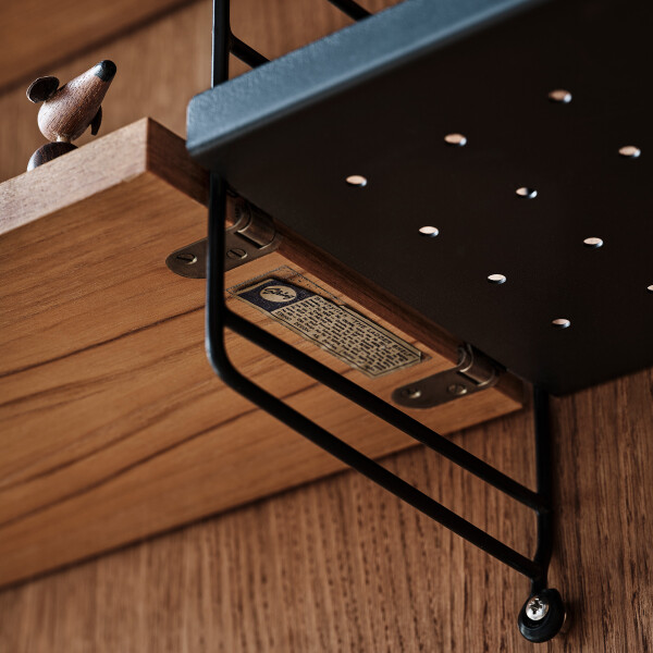 String walnut metal kuva