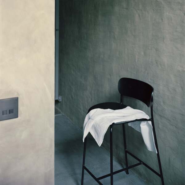 &Tradition Pavilion baarituoli AV7 musta 03 image