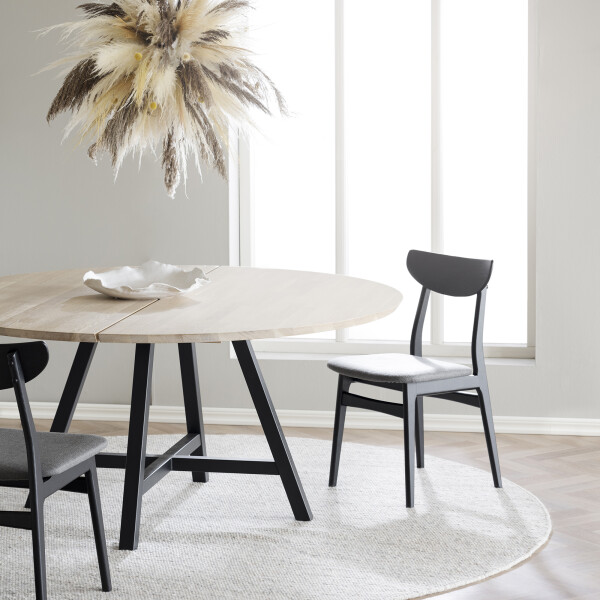 Carradale round whitepigmented oak Rodham chair kuva
