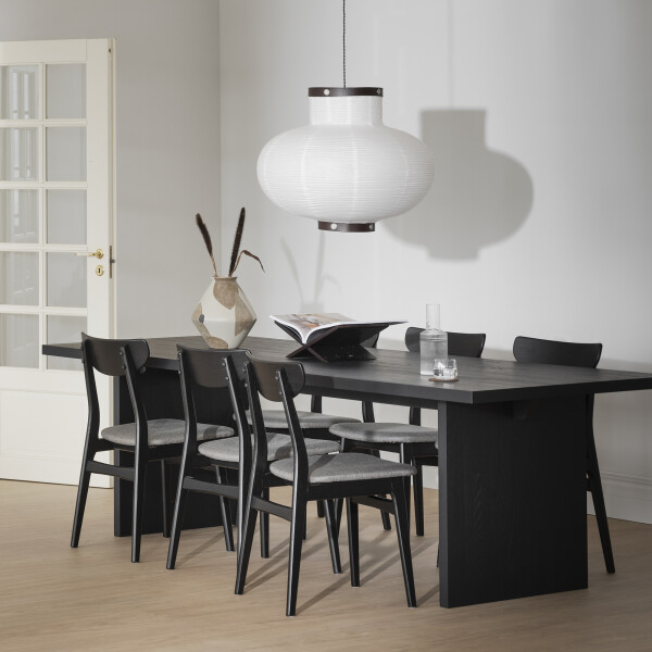 Emmett table black Rodham chair kuva