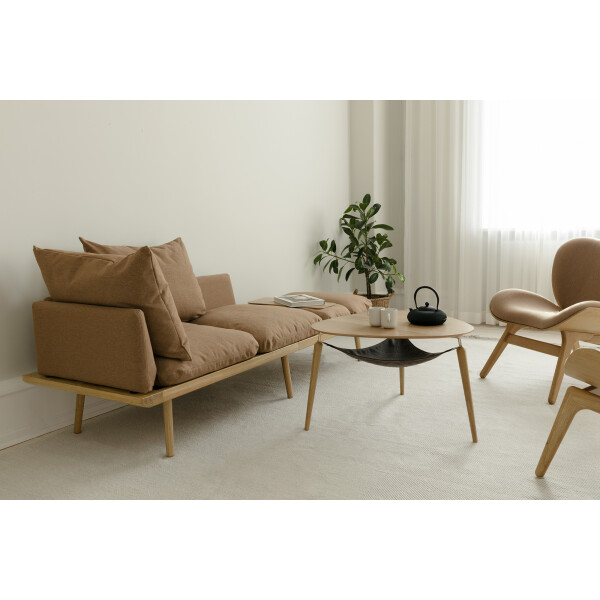 UMAGE Lounge Around 3 seater oak sugar brown interior kuva