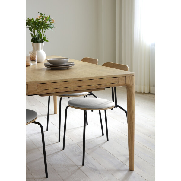 UMAGE Heart n Soul dining table detail Curious chair kuva