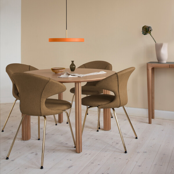 UMAGE Time Flies brass-sugar brown, Comfort Circle table, Asteria pendant kuva