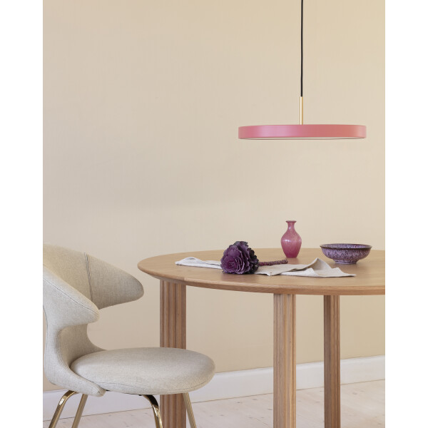 UMAGE Asteria medium nuance rose, Comfort Circle dining table, Time Flies chair kuva