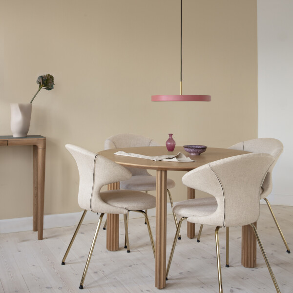 UMAGE Asteria medium nuance rose, Comfort Circle dining table, Time Flies chair kuva