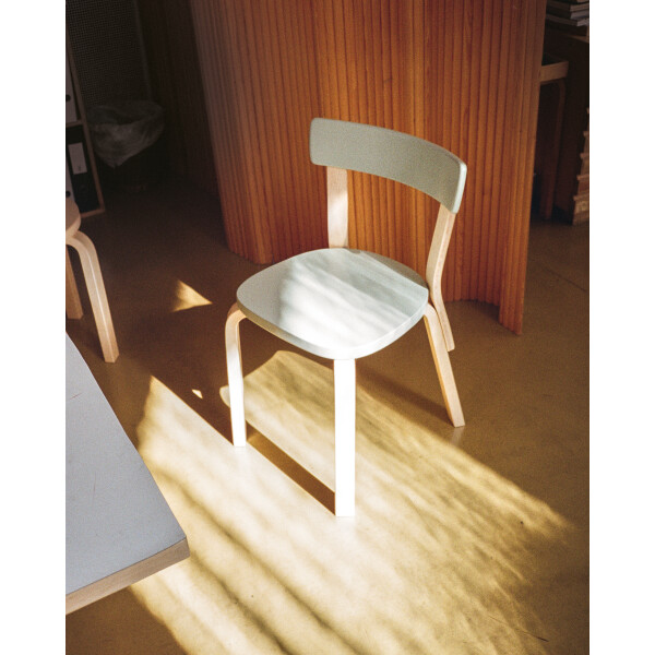 Artek Chair 69 clear lacquer green seat and back kuva