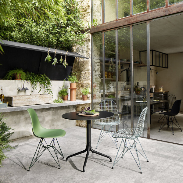 Vitra Eames EPC Side chair DSR, Wire Chair DKR, Belleville Table Bistro kuva