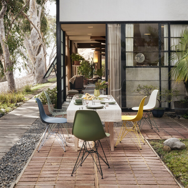 Vitra Eames Plastic Side Chair DSR Colours kuva