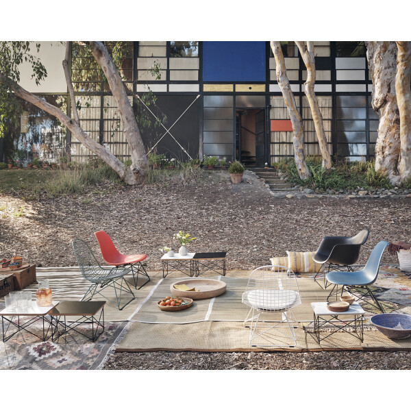 Vitra Eames Plastic Side Chair LSR Eames Wire Chair LKR Eames Plastic Armchair LAR Occasional Low Table kuva