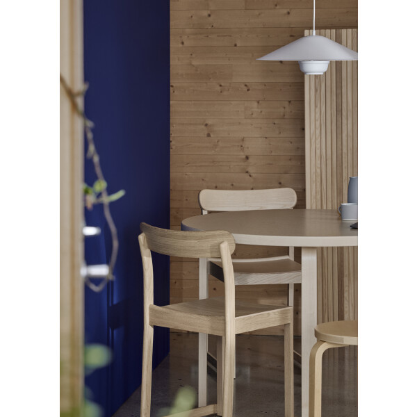 Artek Kori Pendant Light with Dune Shade Atelier Chair kuva