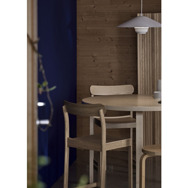 Artek Kori Pendant Light with Dune Shade on Atelier Chair kuva