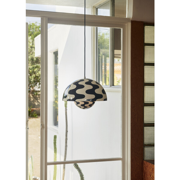 Tradition Flowerpot VP7 riippuvalaisin mustavalkoinen image