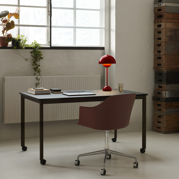 &Tradition Flowerpot VP3 vermilion red, Rely chair image