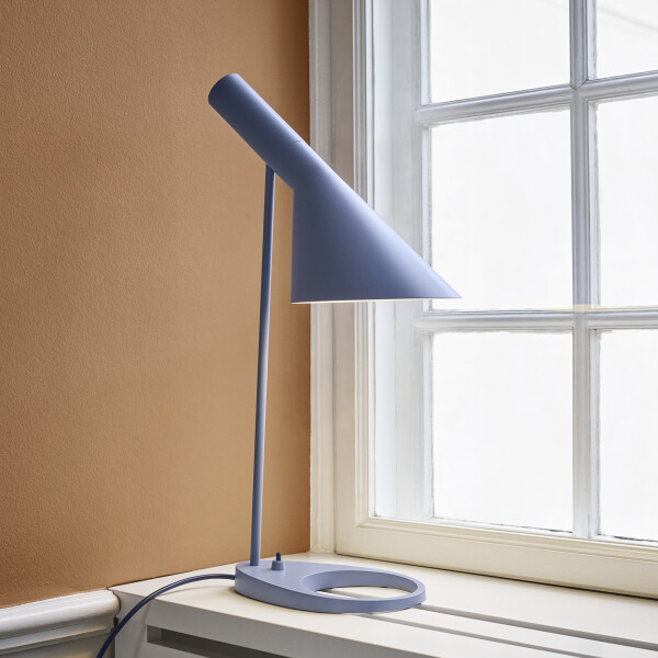 louis poulsen AJ Table pöytävalaisin Dusty blue interior kuva
