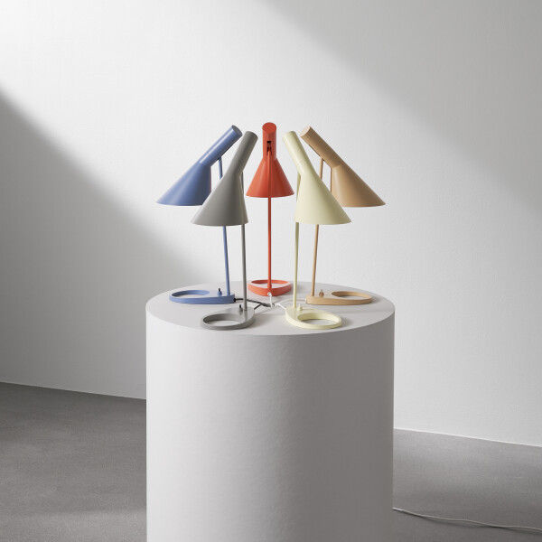 AJ Table New Colours off podium studio kuva