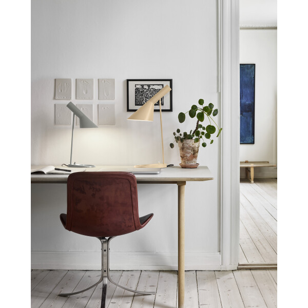 AJ Mini Warm Grey AJ Table Warm Sand interior kuva