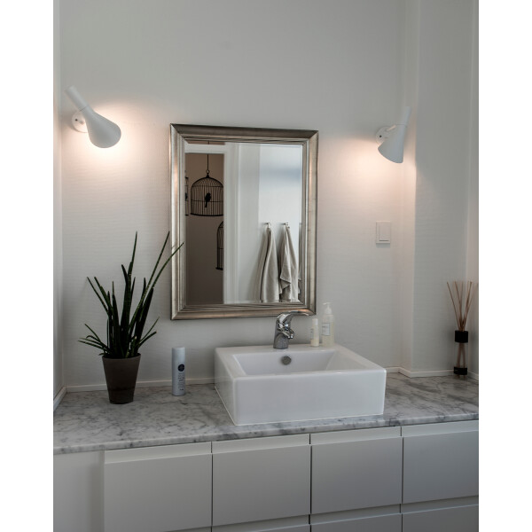 AJ Wall White bathroom image