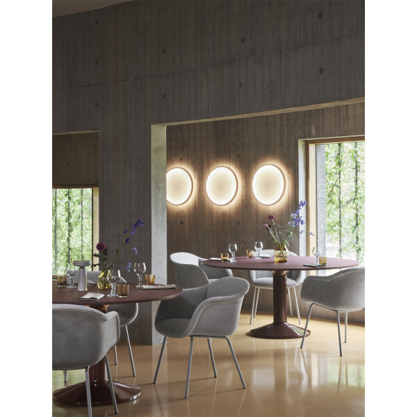 muuto midst dark red table lifestyle kuva