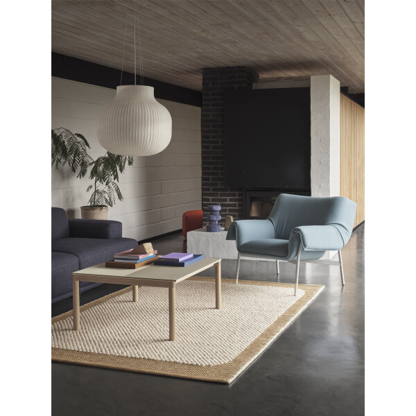Muuto pebble rug burnt orange lifestyle kuva