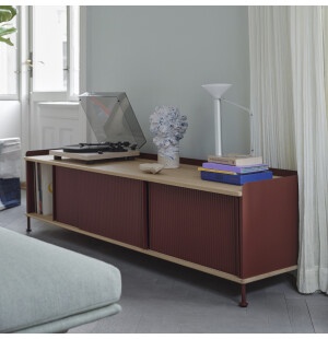 Muuto ENFOLD tv-taso 186 cm, öljytty tammi/tummanpunainen kuva