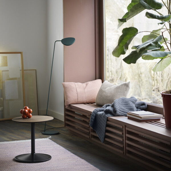 muuto leaf floor lamp dark green lifestyle kuva