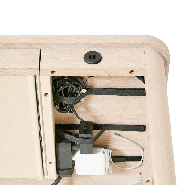 Skovby 131 lacquer oak USB cables kuva