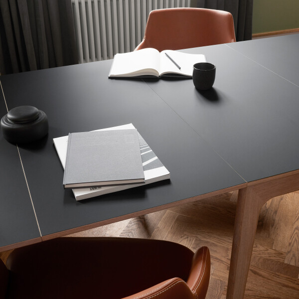 Skovby 27 white oiled black laminate lifestyle kuva