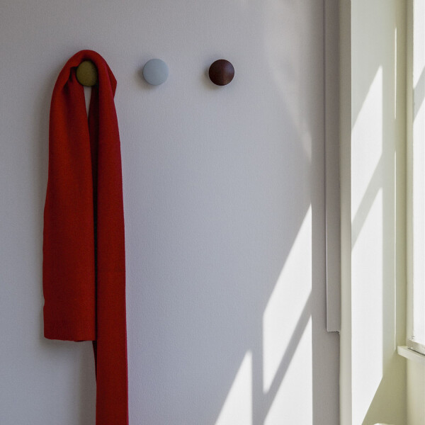 Muuto Dots Brown Green Light Blue Burgundy kuva