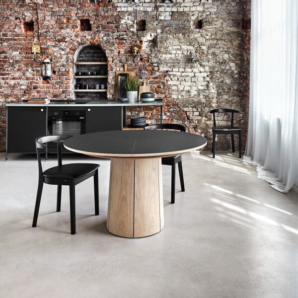 Skovby 52 black leather black lifestyle kuva