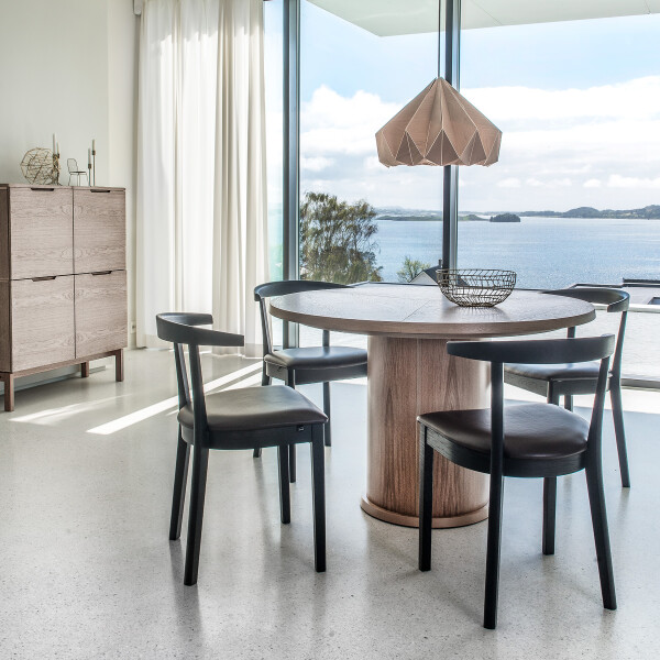 Skovby 52 black leather lifestyle kuva