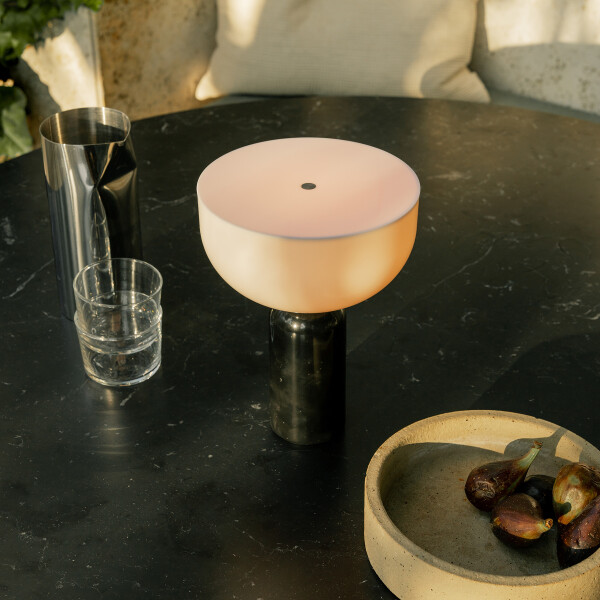 New Works Kizu Portable Table Lamp Black up kuva